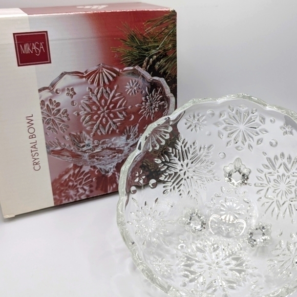 Vintage Mikasa 6" Footed Crystal Snowflake Bowl - Picture 3 of 13
